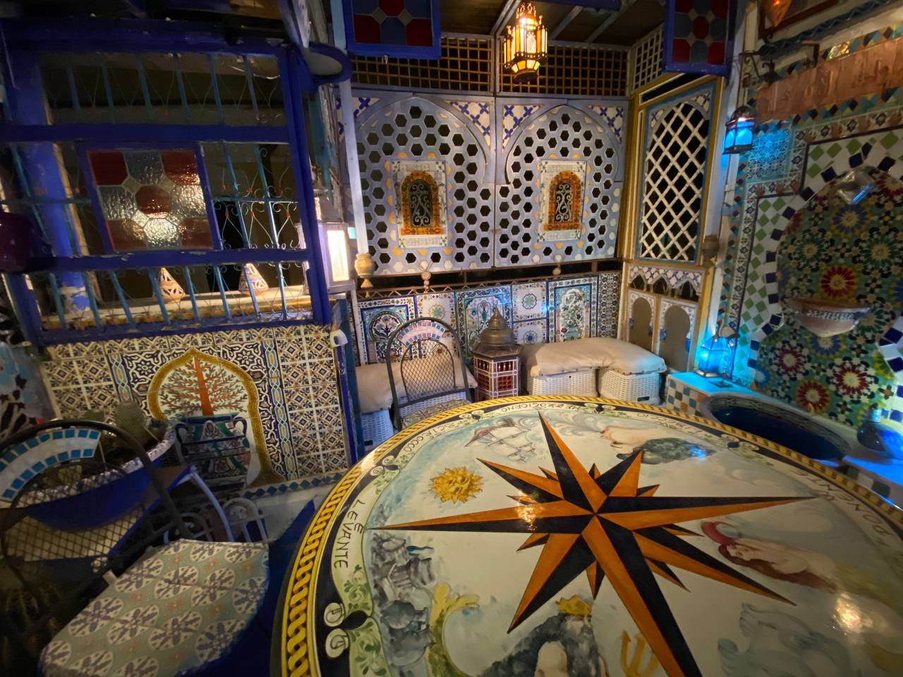 Terrazza della casa di Nino Rizzo. Installazione dedicata al viaggio