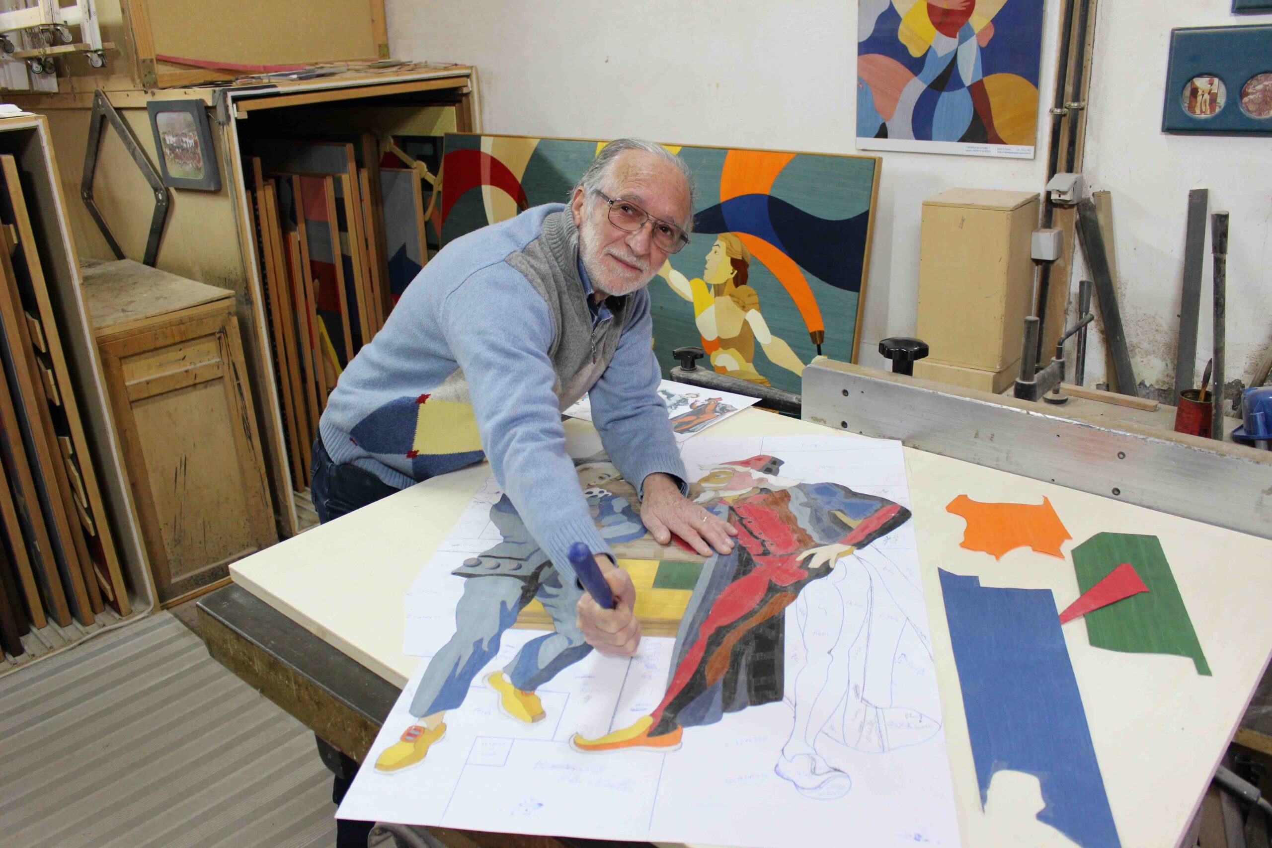 Pino valenti, intarsiatore collesanese, alle prese con la realizzazione di un'opera