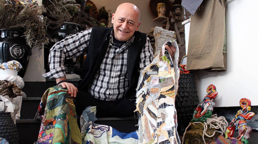 Stilista con pezzi di stoffa