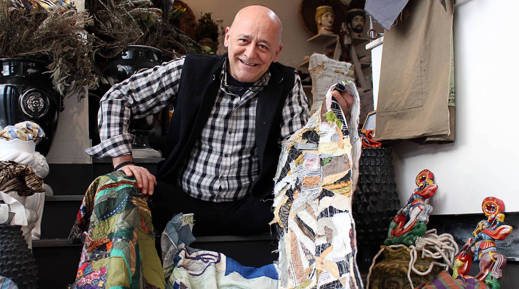 Stilista con pezzi di stoffa